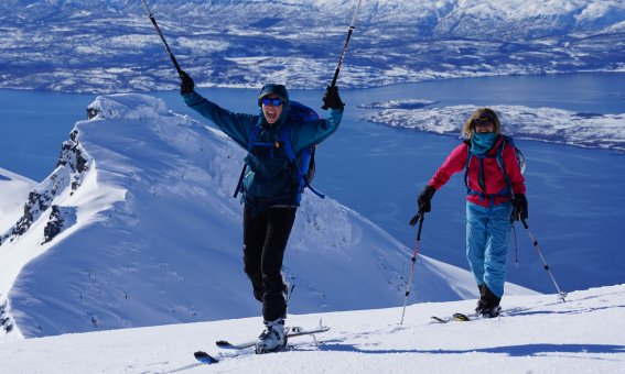 Skitourengeher reiß die arme nach oben, 2 personen, fjod und berge