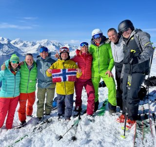 Skitourengrupp mit norwegen flagge, fjord, berge, schnee