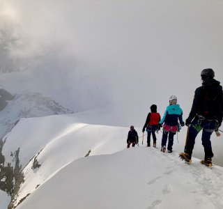 4er gruppe im abstieg, schnee, nebel, felsen