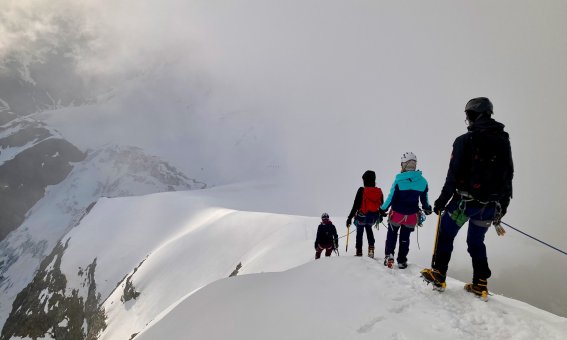 4er gruppe im abstieg, schnee, nebel, felsen