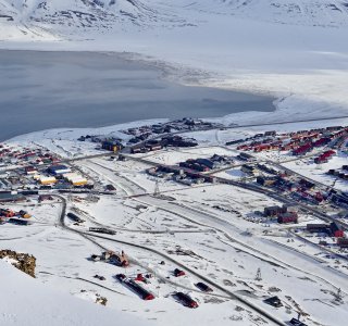 dorf im winter von oben, longyearbyen