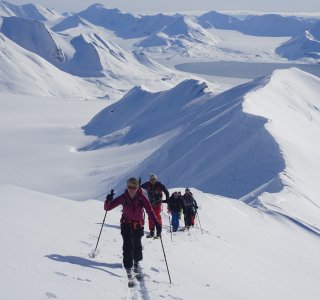 skitourengruppe, mehrer personen,schneegrat, fjord