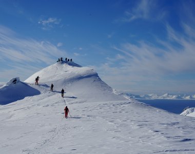 skitourengruppe am gipfel, 4 personen noch im aufstieg