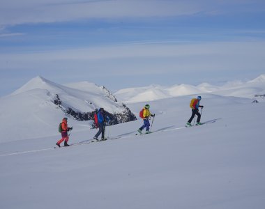 skitourengruppe, 4 personen, aufstieg, berge,spitzbergen,