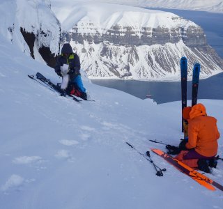 2 persoen, schnee, berge, fjord, ski stecken im schnee