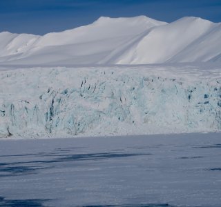 gletscherbruch in spitzbergen,