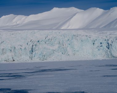 gletscherbruch in spitzbergen,