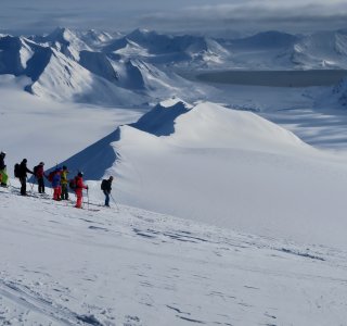 skitourengruppe, berge, schneegrat im hintergrund, fjord