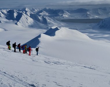 skitourengruppe, berge, schneegrat im hintergrund, fjord