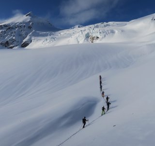 skitourengruppe in spitzbergen, gletscher, schnee, berge