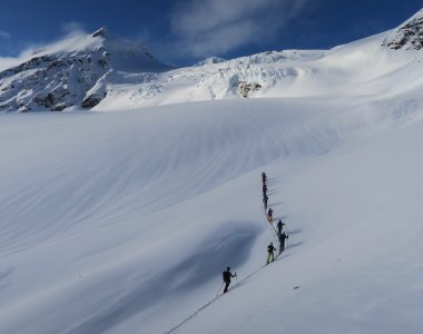 skitourengruppe in spitzbergen, gletscher, schnee, berge
