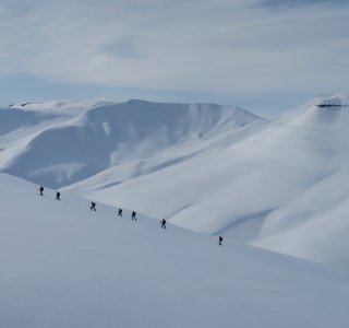 skitourengruppe, weisse landschaft, milchiger himmel