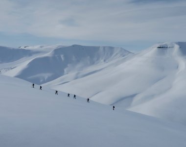 skitourengruppe, weisse landschaft, milchiger himmel