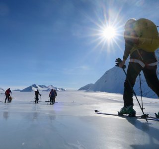 skitourengruppe, sonne, gegenlicht, eisfläche