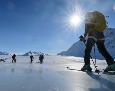 skitourengruppe, sonne, gegenlicht, eisfläche