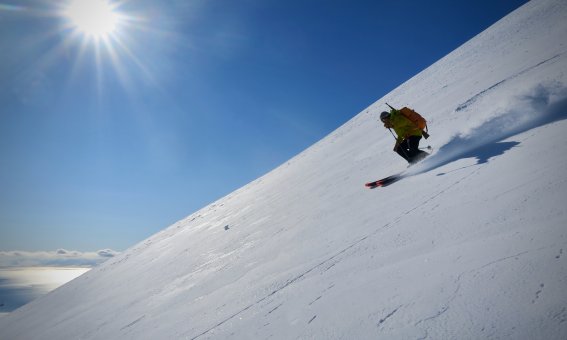 skifahrer in der abfahrt, gegenlicht, sonne