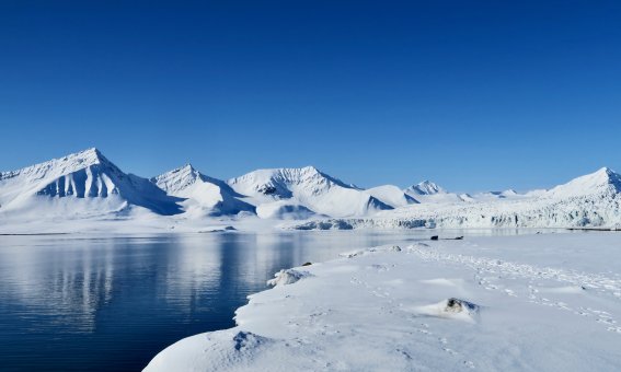 berge spiegeln sich im wasser, schnee, blauer himmel