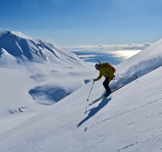 skifahrer, berge, meer, blauerhimmel