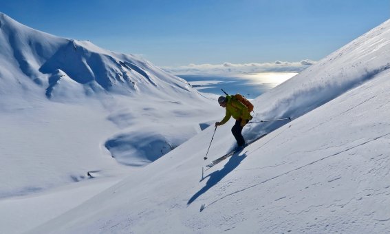 skifahrer, berge, meer, blauerhimmel
