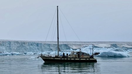 ocean B in spitzbergen, schiff,eis , meer