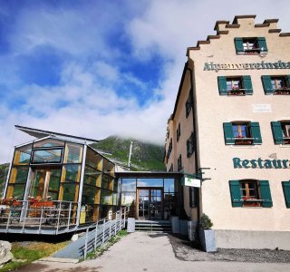 Alpenvereinshaus, Berghütte, Himmel und Wolken