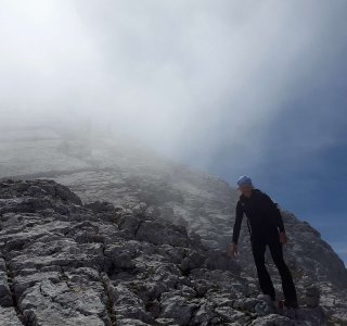Bergwanderer, Fels, Nebel, blauer Himmel