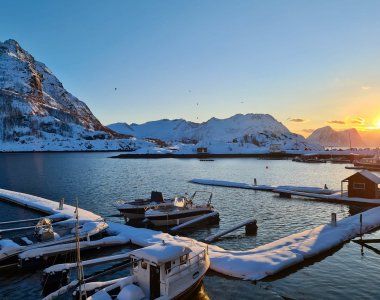 hamn i senja, sonnenuntergang im sportboothafen