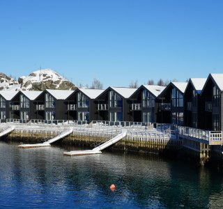 graue häuser am wasser, senja