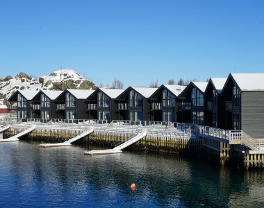 graue häuser am wasser, senja