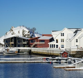 häuser. berg, bootsteg, wasser, schnee