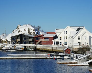 häuser. berg, bootsteg, wasser, schnee