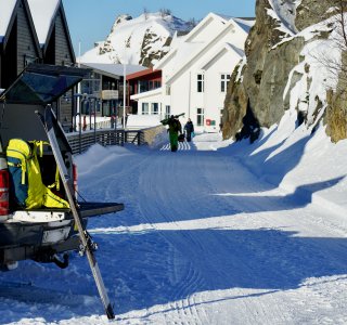 szene draussen, apartments, offeneheckklappe, ski, rucksack