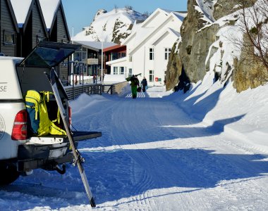 szene draussen, apartments, offeneheckklappe, ski, rucksack