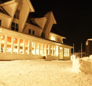 nacht, beleuchtung, weisse hausfassade, schnee