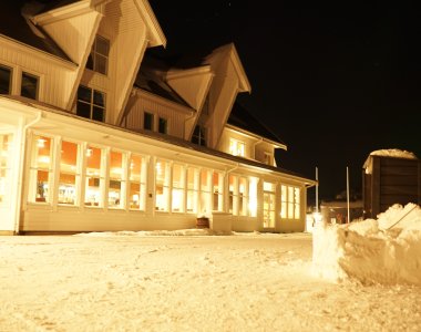 nacht, beleuchtung, weisse hausfassade, schnee