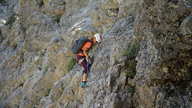 klettersteig, eine person, felswand stahlseil
