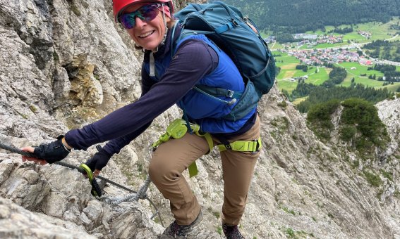 klettersteig, 1 person mit rotem helm, stahlsei