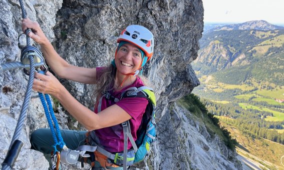 klettersteigset, stahlseil, person mit helm, felswand