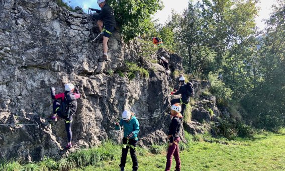 übungsfelsen, klettersteig, mehrerpersonen, kletterer