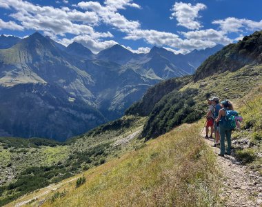 cumuli, bergpanorama allgäuer alpen, 3 wanderer