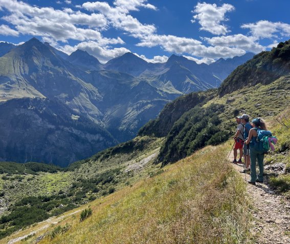 cumuli, bergpanorama allgäuer alpen, 3 wanderer