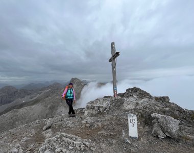 gipfelkreuz, nebel, 1 person, wanderweg