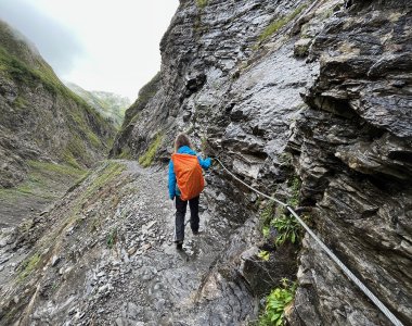 heilbronner weg, stahlseil, grauer himmel, 1 person mit orangem rucksack