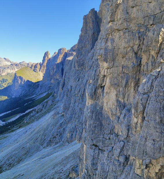 dolomitenpanorama au einer klettertour, steilwand, blauer himmel