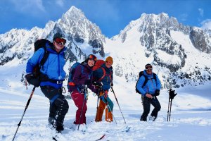 4 tourenskifahrer vor aig. d'argienter, chamonix, haute route