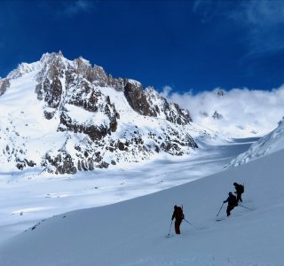 abfahrt auf den argientere gletscher, chamonix, 3 skifahrer