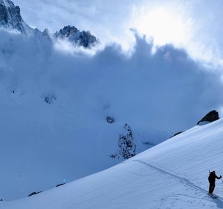 skitourengeher bei der querung, skispur, wolken, nebel
