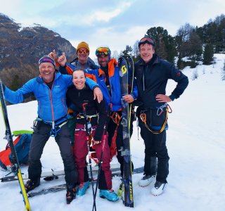 gruppenbild 5 personen, ski in der hand