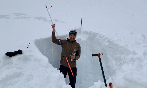 schneedeckenuntersuchung, 1 person mit sonde, schneeprofil