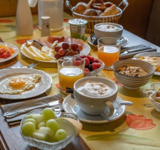 frühstück im jägerhof, spiegeleier, müsli, obst